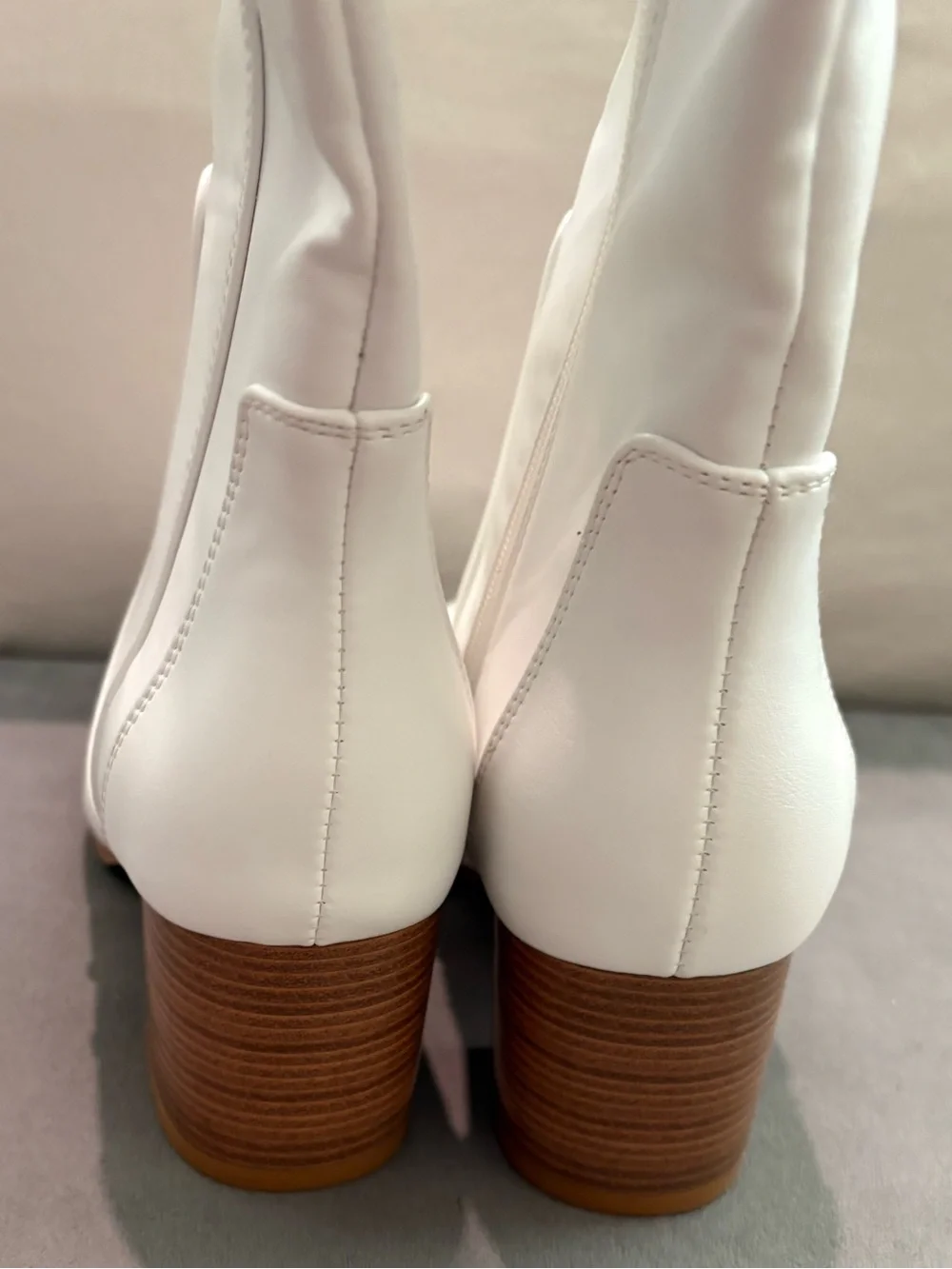 Shoe ‘N Tale Women’s White Knee-High Block Heel Boots - US 8.5